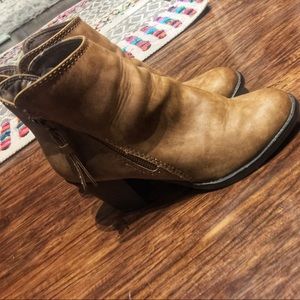 • MOSSIMO • tan leather booties